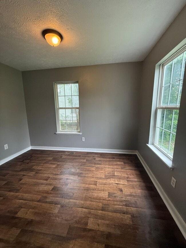 Building Photo - Rent this GREAT 2 BEDROOM home with, FULLY FENCED front and back yard.