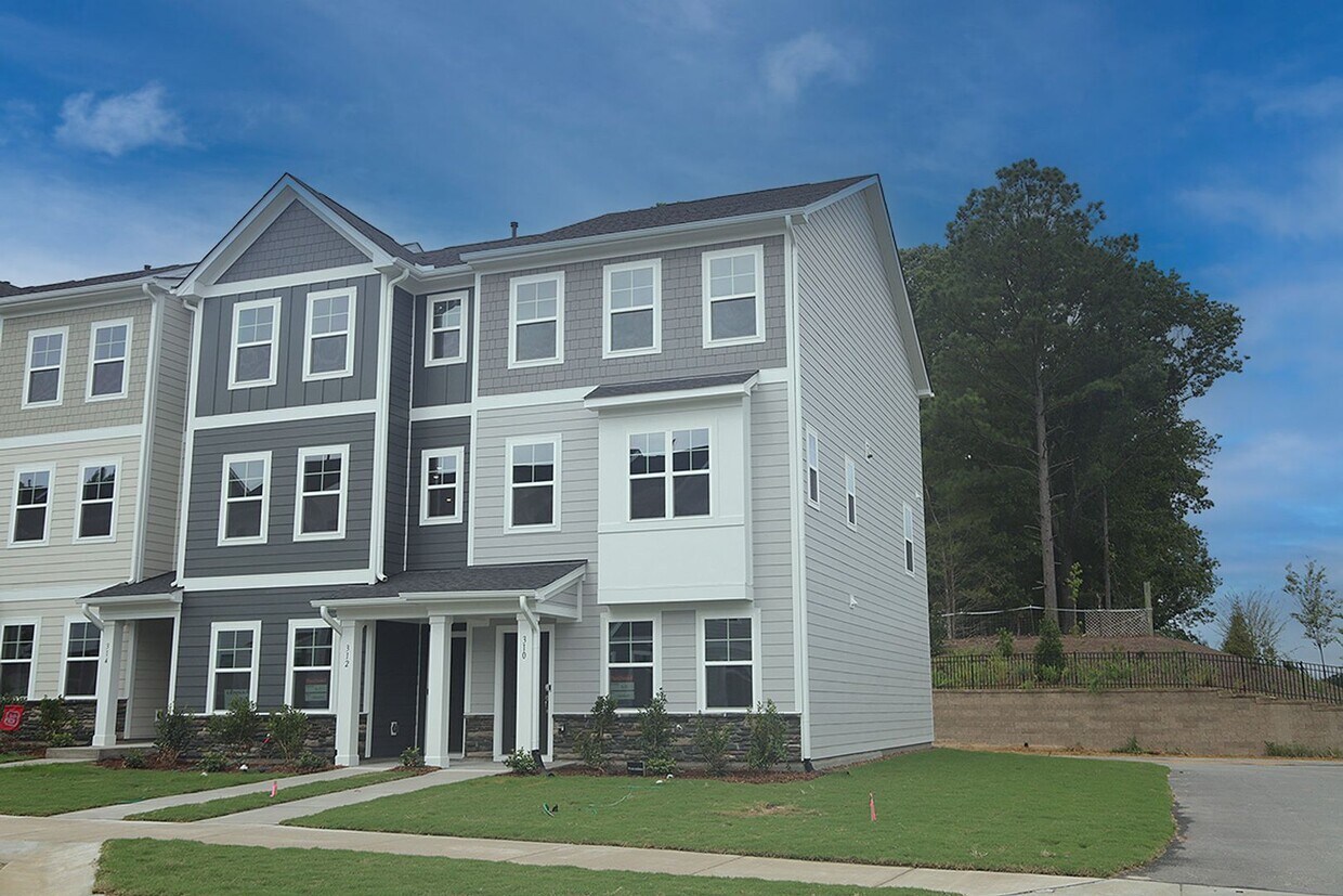 Foto principal - Spacious End Unit Townhome in Beautiful Ne...