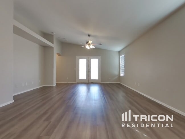 Foto del edificio - 24206 W Desert Bloom St