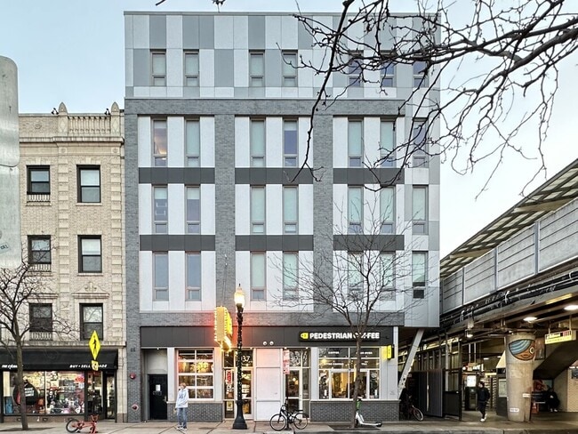 Building Photo - 941 W Belmont Ave