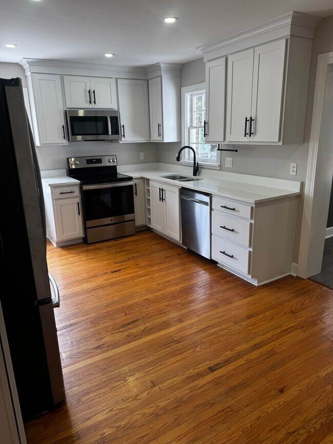 Foto del edificio - Fully Updated 3BR/2BA St. Matthews Cape Cod with Garage & Wrap-Around Deck