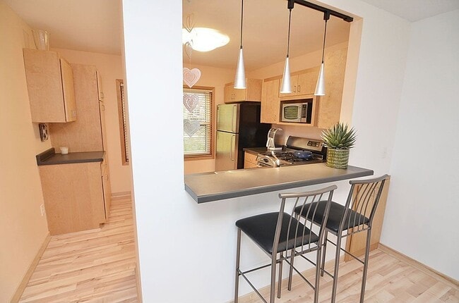 Building Photo - Gorgeous 2-Bed 2-Bath Townhome with Beauti...