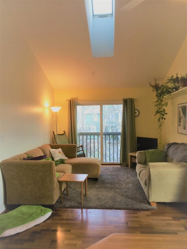 Building Photo - 424 Little Lake Dr