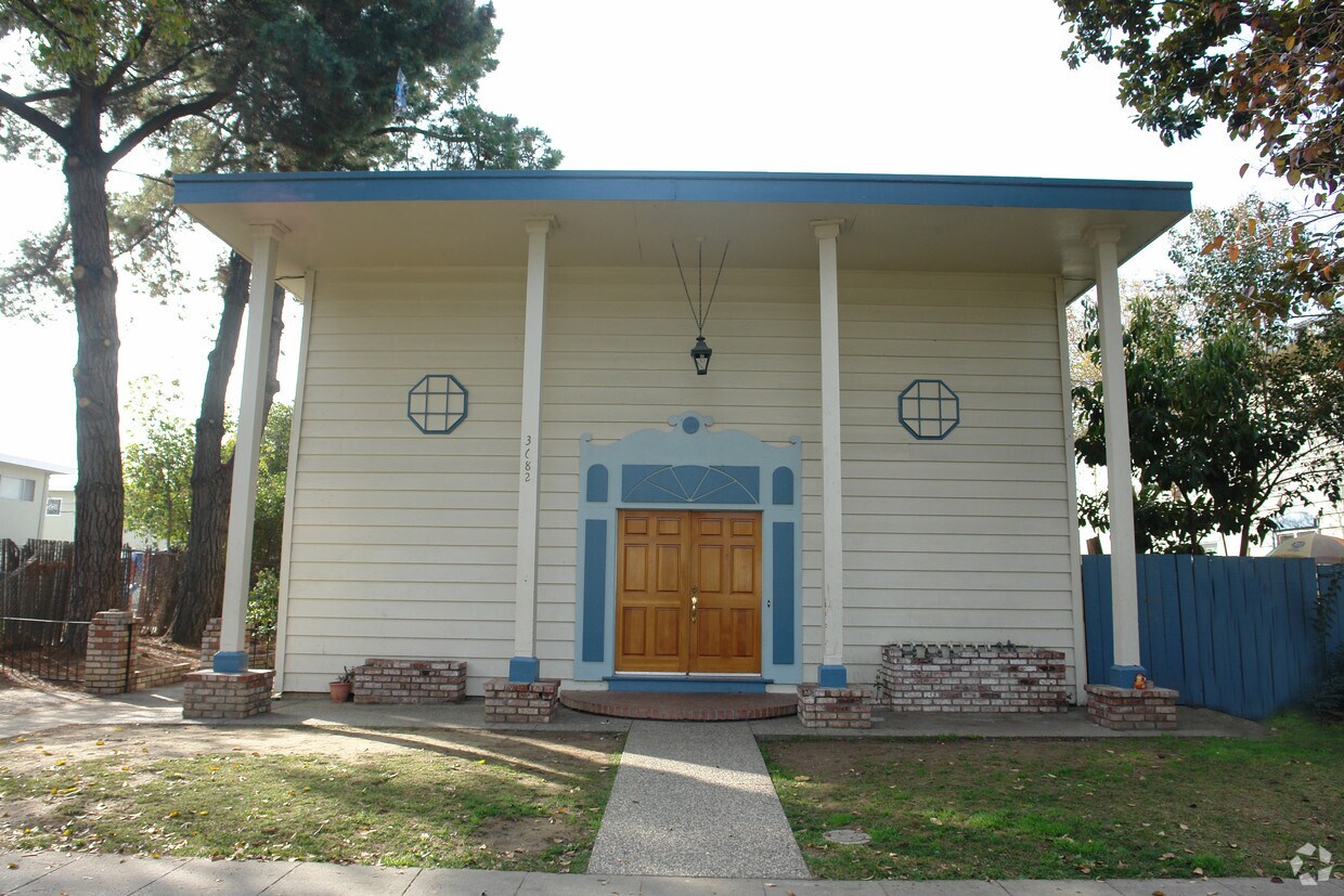 Foto del edificio - 3682 Bridgeport Court