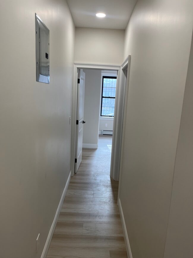 Building Photo - 4048 Hampton St