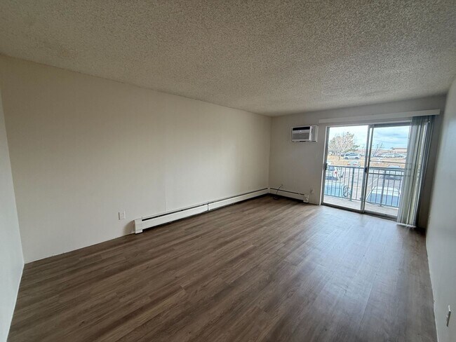 Foto del edificio - Nice 1 Bedroom 1 Bathroom Condo in Golden with Pool!! Available NOW!!