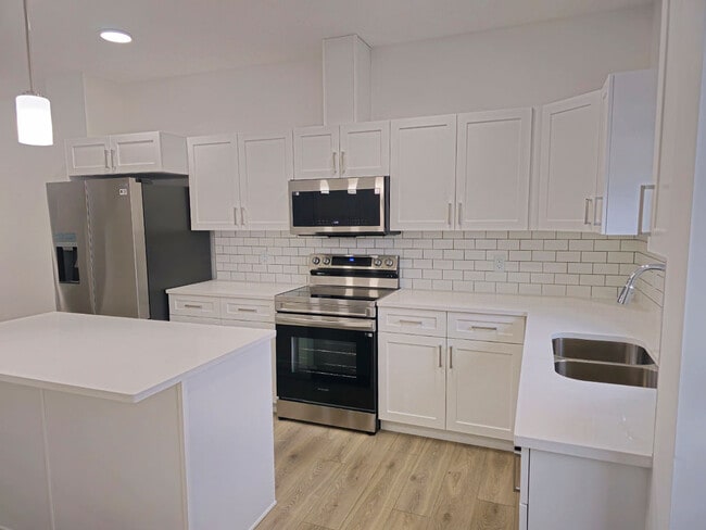 Building Photo - 77 Fenwyck Blvd