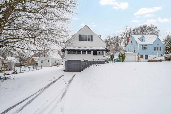 Foto del edificio - GORGEOUS 3 BEDROOM HOME IN DRAVOSBURG WITH...