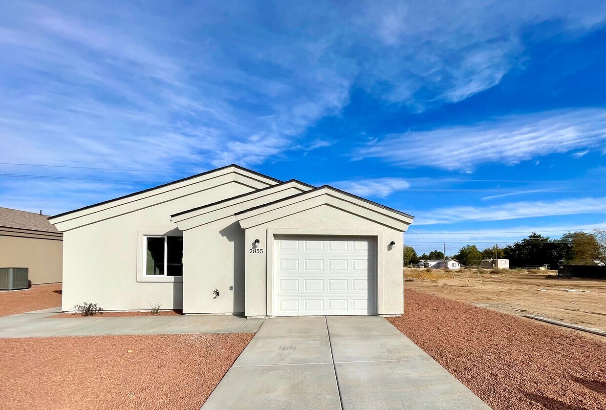 Foto principal - Cute home built in 2023 with garage and la...