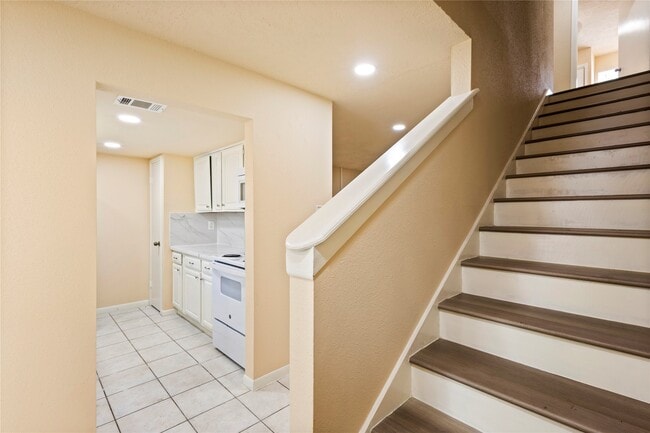 Building Photo - 5921 Arncliffe Dr