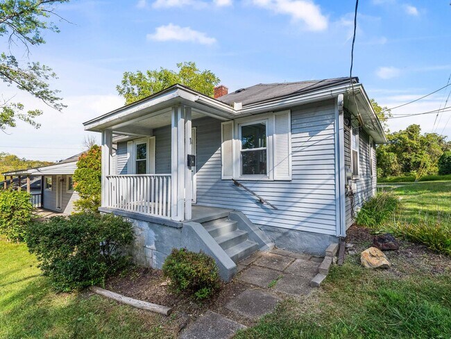 Foto del edificio - AVAILABLE OCT 1st! Don't miss this RENOVATED 2 bedroom in Penn Hills!