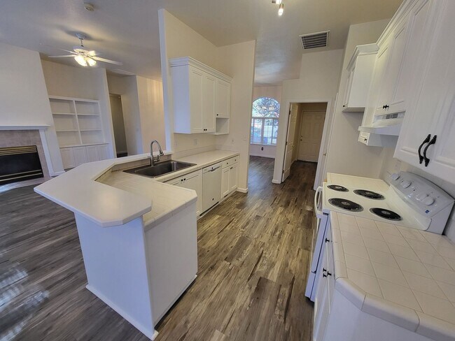 Foto del edificio - 2121 Courtside Dr- Spacious House now available in the Silver Oak Community!