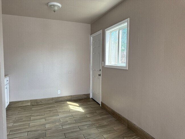 Building Photo - N Hamilton Ave