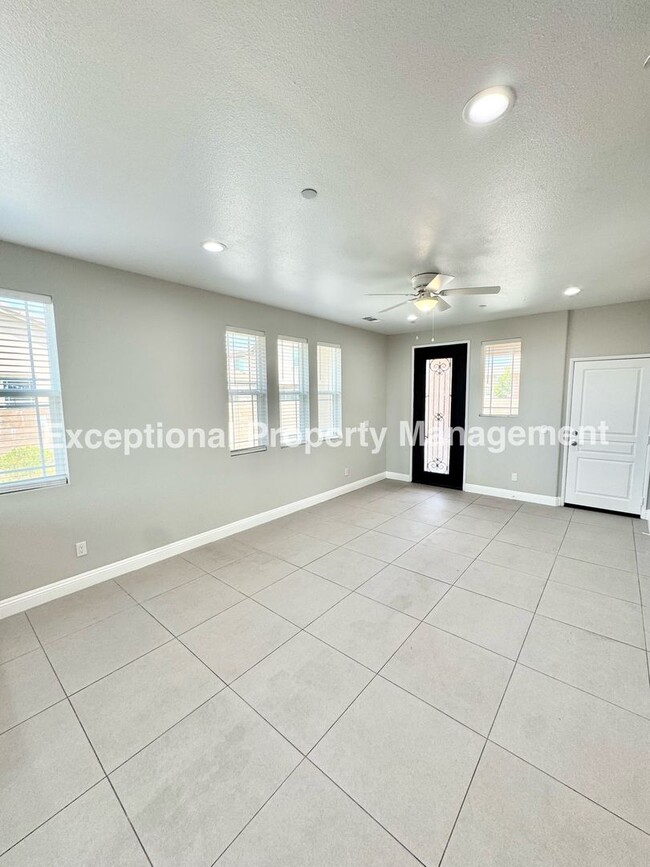 Building Photo - 16265 Plum St