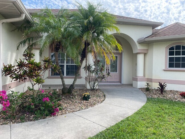 Building Photo - Beautiful and Spacious Rotonda West POOL home.