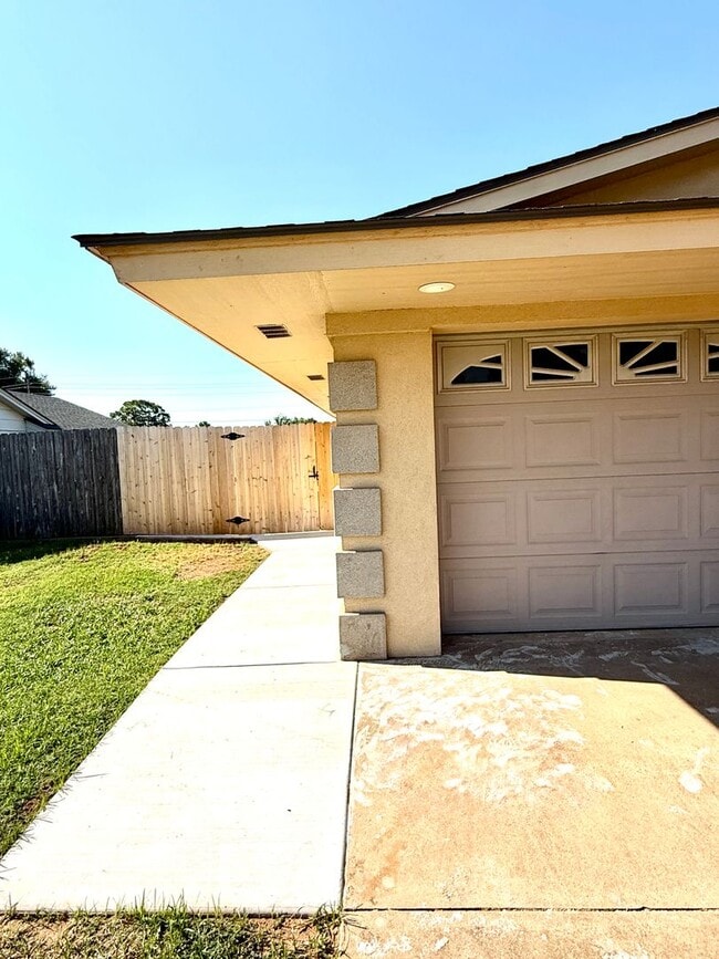 Building Photo - New Renovated Spanish Style Home