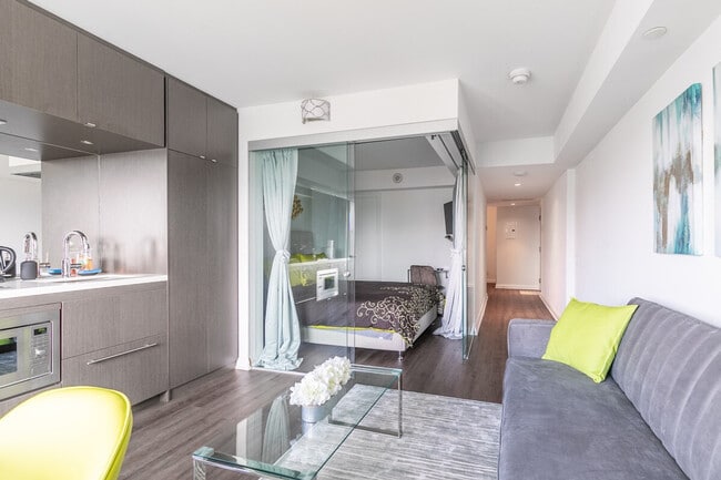 Photo du bâtiment - 16 Hazelton Ave