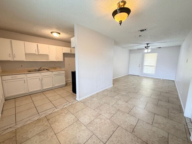 Building Photo - Nice 4 BR, 1.5 Bath w/ Large Back Yard