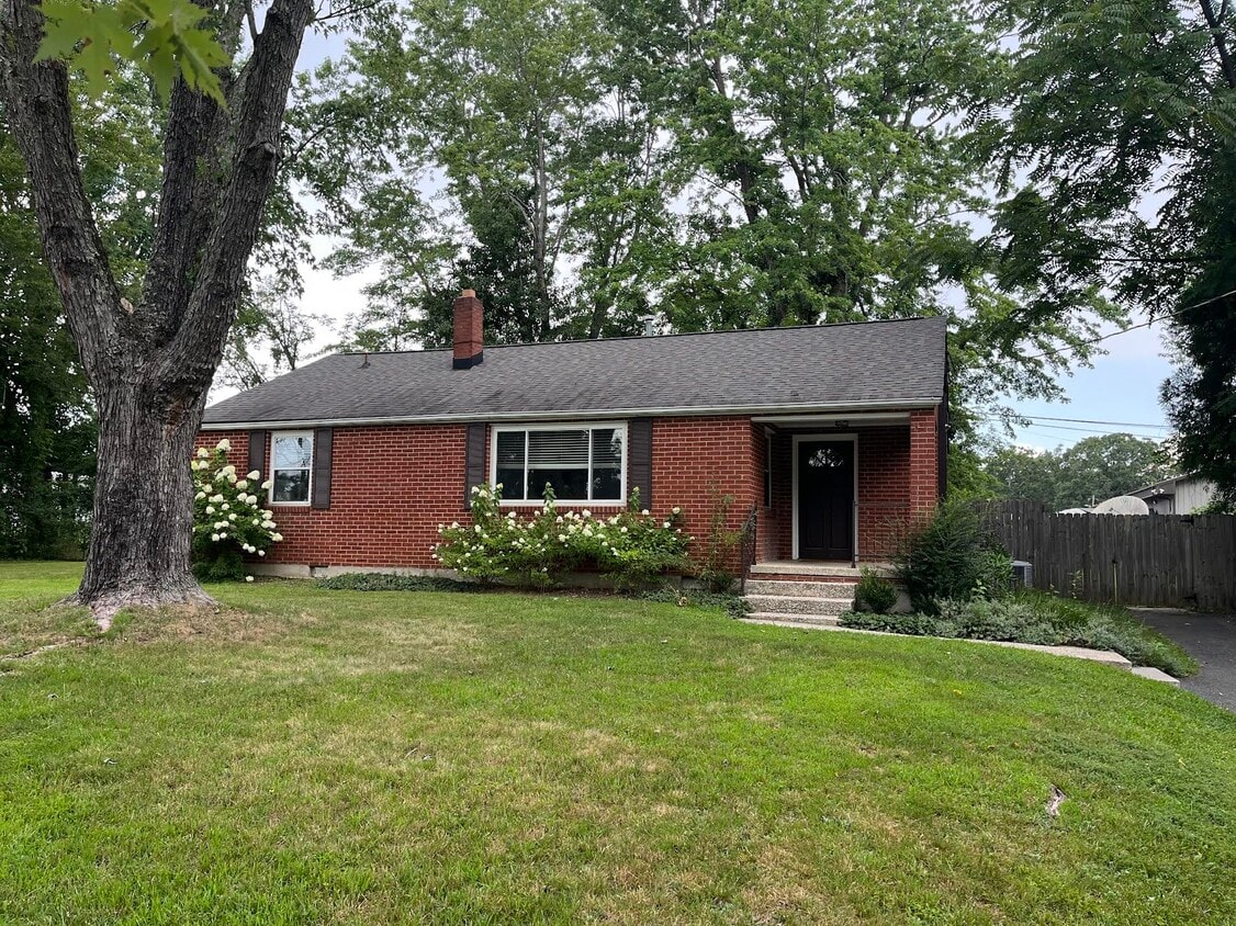 Primary Photo - 304 Hillview Blvd