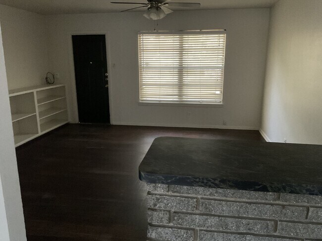 Building Photo - Quaint and Charming 3 bed/2 bath