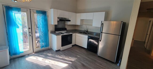 Building Photo - 1015 E Yager Ln