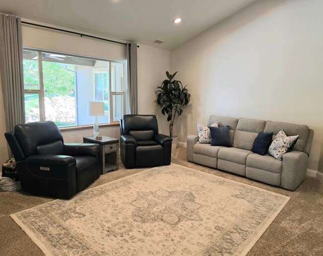 Foto del edificio - 3209 Silver Fox Dr