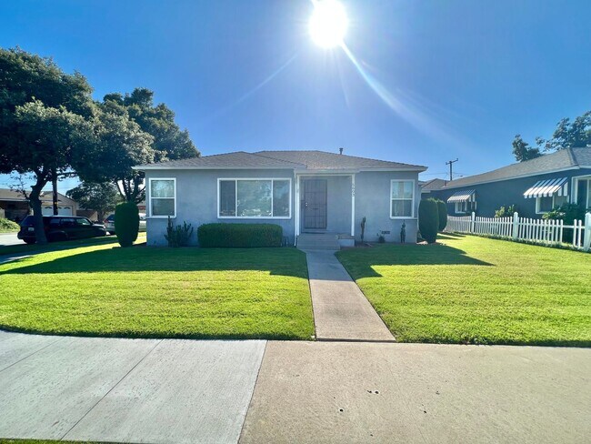 Building Photo - Spacious Lakewood House on Oversized Corne...