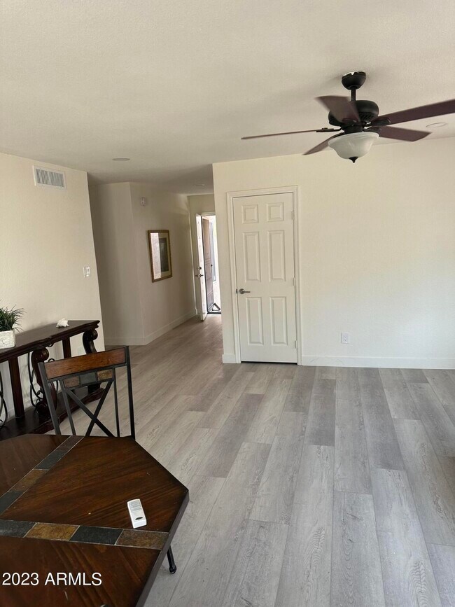 Foto del edificio - 11145 N 109th St