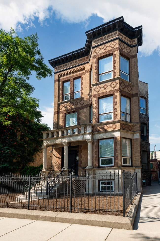 Building Photo - 848 W George St