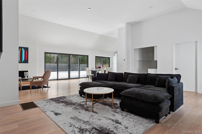 Building Photo - 10 Hampton St