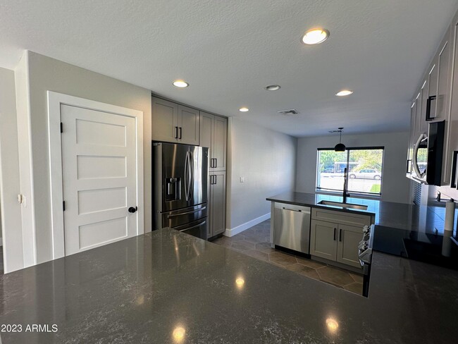 Building Photo - 4125 N 18th Pl