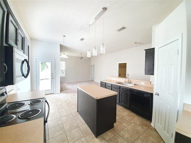 Building Photo - 1323 Oakcrest Dr
