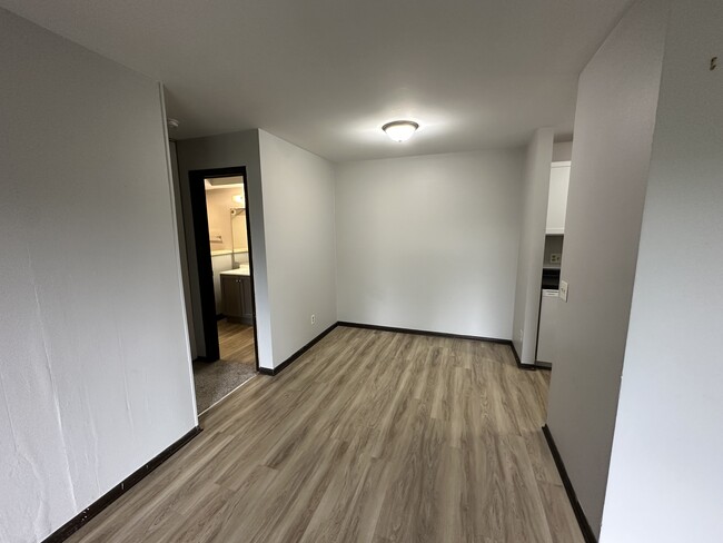 Building Photo - Coachlight Village