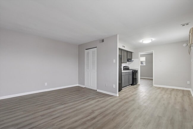 Photo - 7108 Oxford Ave Apartment