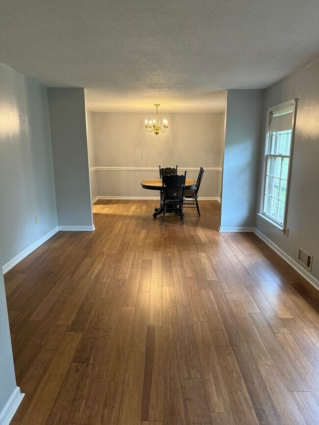 Foto del edificio - Cedar Creek Charmer with Large Basement!