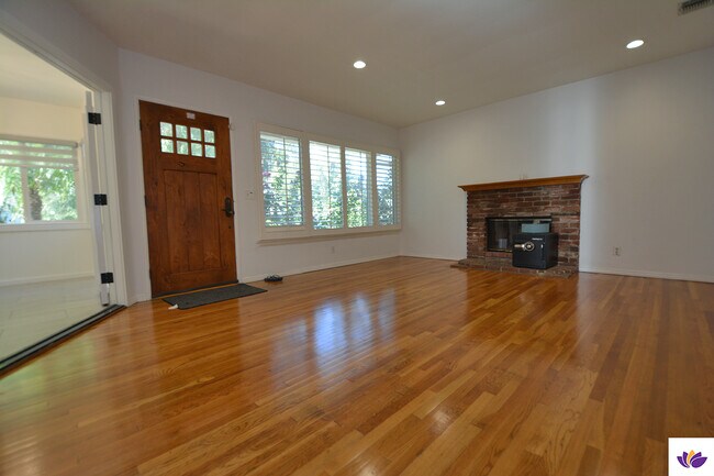 Building Photo - 5184 Canoga Ave
