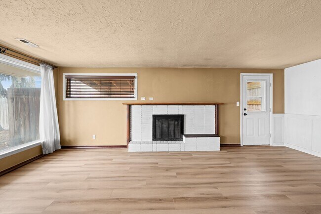 Foto del edificio - South Hill cute 2 Bed 1 Bath rancher with covered entertaining patio - Coming Soon 9/23