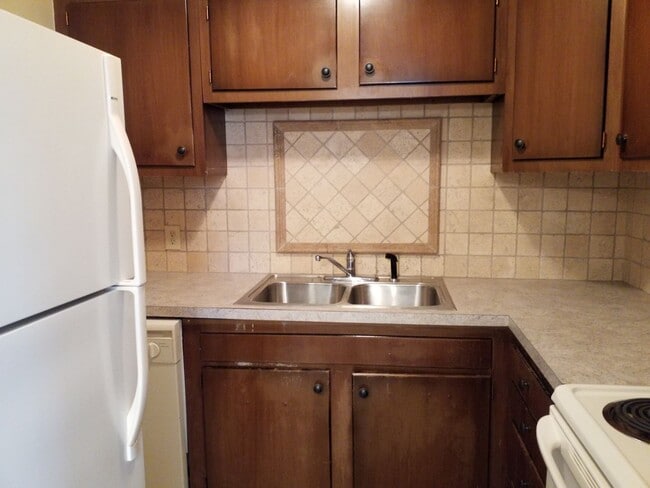 Foto del edificio - 2 BEDROOM CONDO IN SALEM SQUARE!