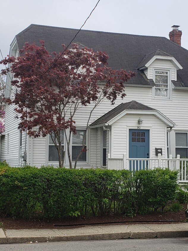 Front - 961 E Broadway