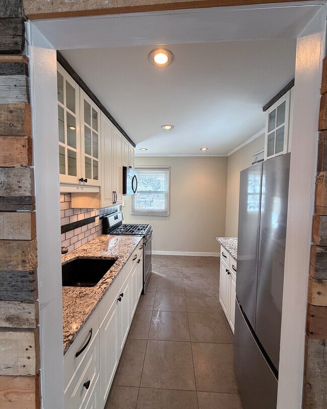 Cocina - 223 S May St