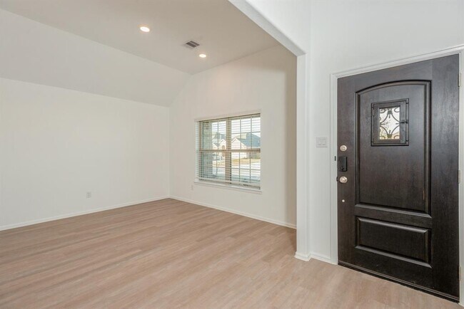 Foto del edificio - 5120 Twin Summit Dr