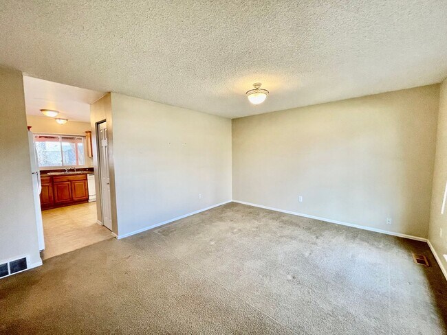 Foto del edificio - Lafayette Ranch on a Spacious Lot - Available Early June