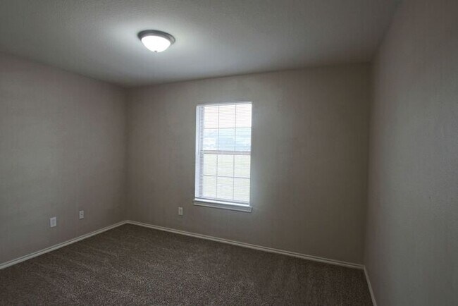 Foto del edificio - AVAILABLE NOW! 3 Bedroom Duplex for Rent i...