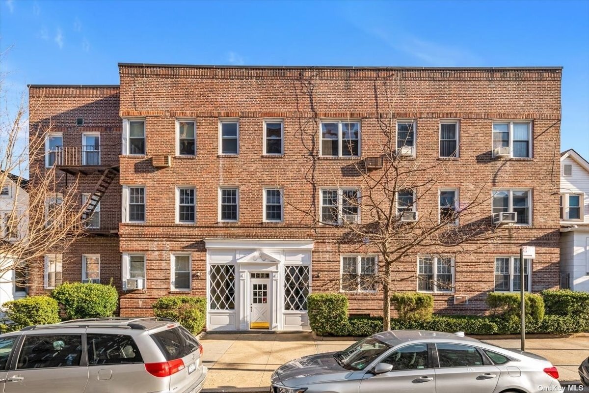 Foto principal - 94-10 64th Rd