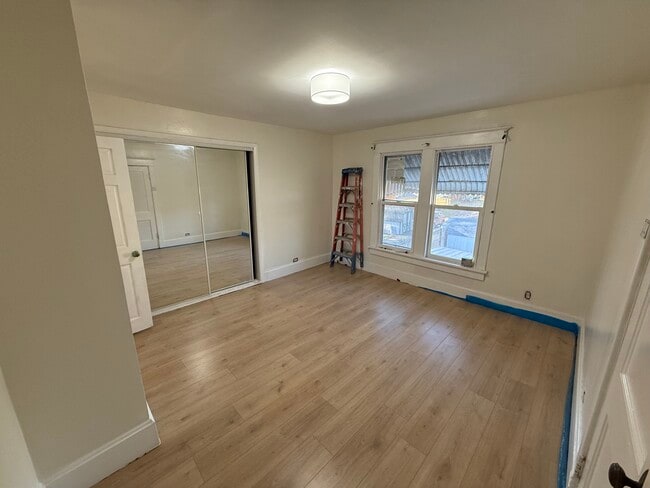 Building Photo - 2-912 E 6th St