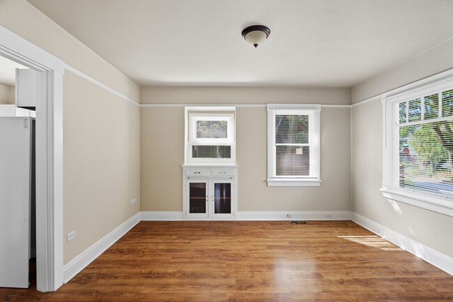 Building Photo - Charming Sellwood Cottage w/ Garage & Fenc...