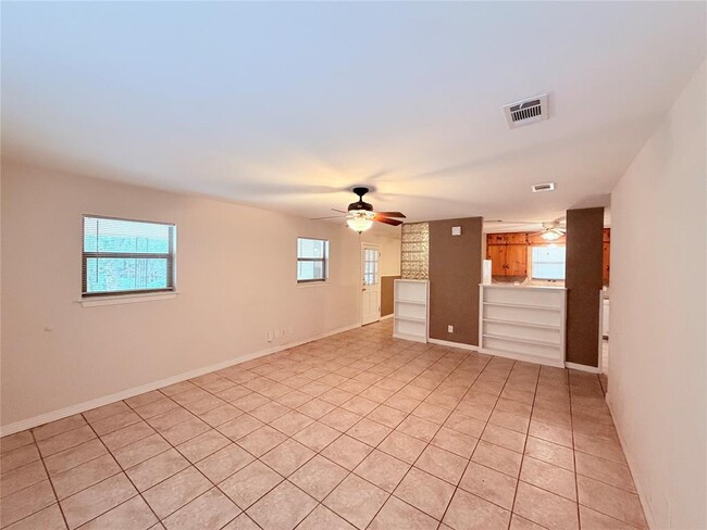 Building Photo - 5915 Sunshine Dr