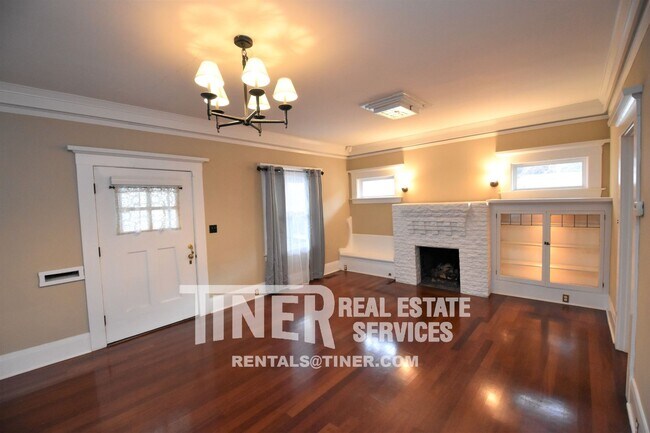 Building Photo - Dreamy pet friendly home in Marshall Schoo...