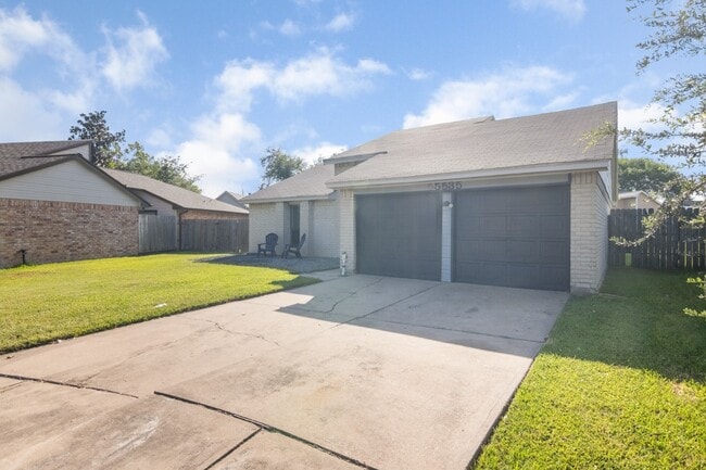 Foto del edificio - 15535 Evergreen Pl Dr
