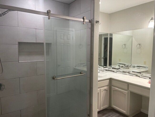Foto del edificio - REDUCED RATE WITH A MOVE-IN SPECIAL OF HAL...